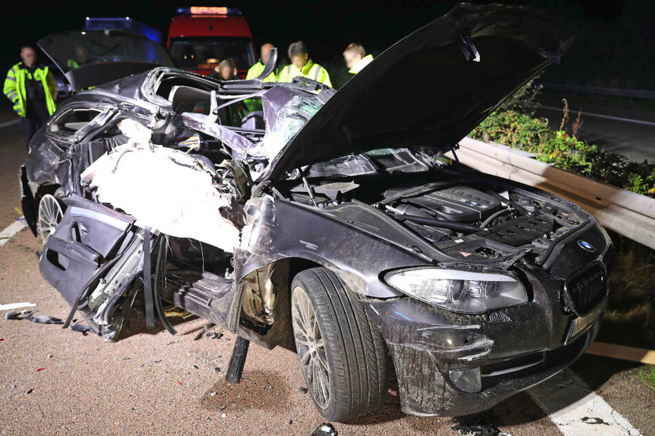 Der BMW ist mit der Beifahrerseite unter den Sattelzug geraten, wobei der 44-jährige Beifahrer eingeklemmt und tödlich verletzt worden ist.