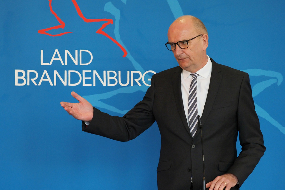 Dietmar Woidke (59, SPD), Ministerpräsident von Brandenburg, spricht während einer Pressekonferenz.