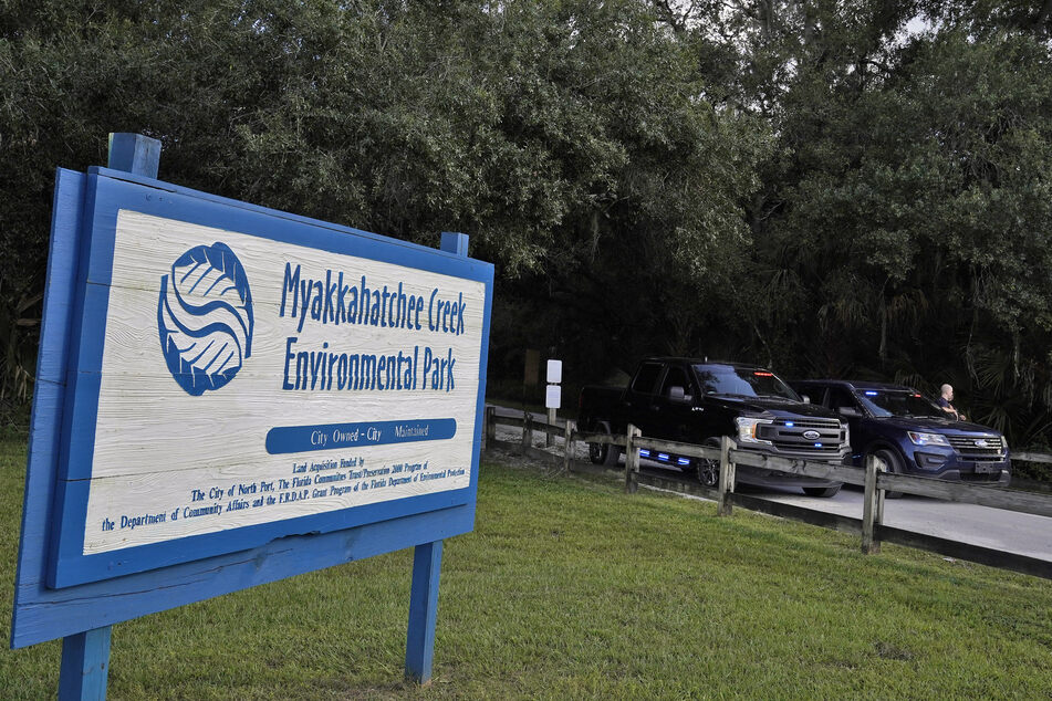 Polizeibeamte blockieren den Eingang zum Myakkahatchee Creek Environmental Park in Florida. Ermittler entdeckten bei der Suche nach dem Freund der getöteten Gabby Petito die sterblichen Überreste von Brian Laundrie.