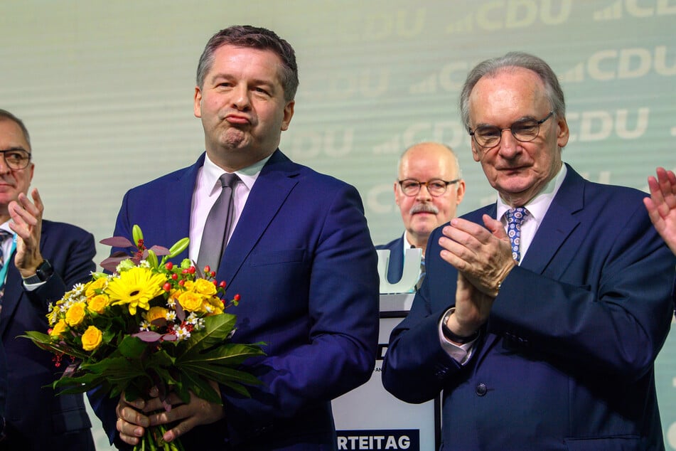 Sachsen-Anhalts Ministerpräsident Reiner Haseloff (71, CDU, r.) will vorzeitig auf sein Amt verzichten und an Nachfolger Sven Schulze (46, CDU, l.) übergeben.