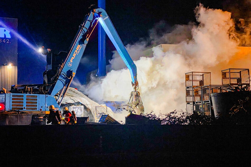 Seit circa 18 Uhr steht eine größere Menge Elektroschrott in Flammen.