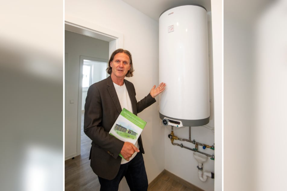 Ingenieur Timo Leukefeld (56) zeigt auf den eingebauten Boiler, der Warmwasser aufbereitet.