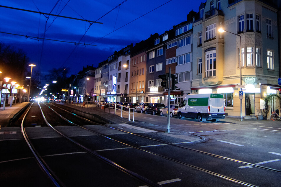 Auf der Gleueler Straße in Köln-Lindenthal ist es am Montagabend zu einem schweren Unfall gekommen. (Symbolbild)