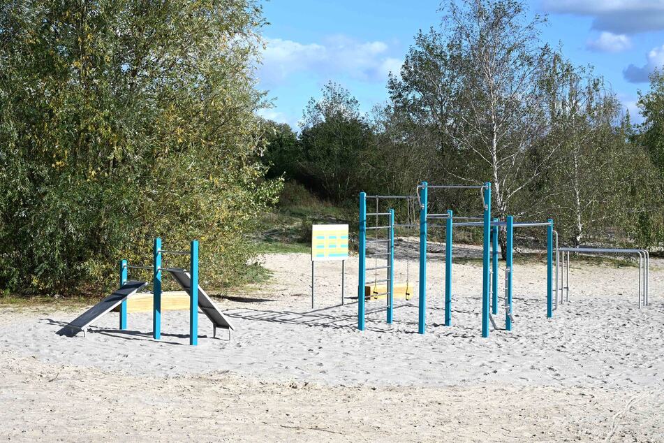 Ein neuer Fitnessparcours lockt seit Dienstag Sportbegeisterte an den Cospudener See.