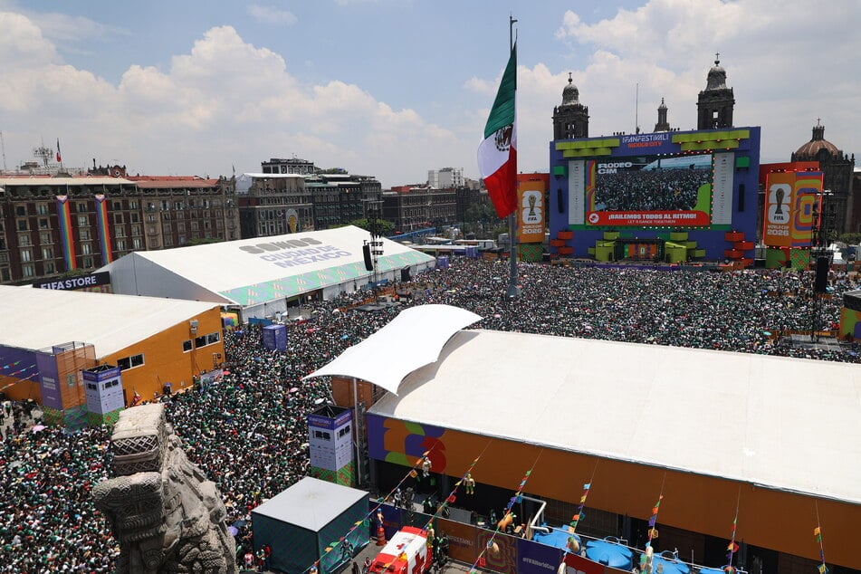 Auf dem Zócalo in Mexiko-Stadt ging es eine Stunde vor dem Anpfiff zur WM chaotisch zu.