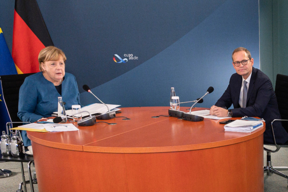Bundeskanzlerin Angela Merkel und der Regierende Bürgermeister von Berlin, Michael Müller (55), zu Beginn der Ministerpräsidentenkonferenz im Kanzleramt.