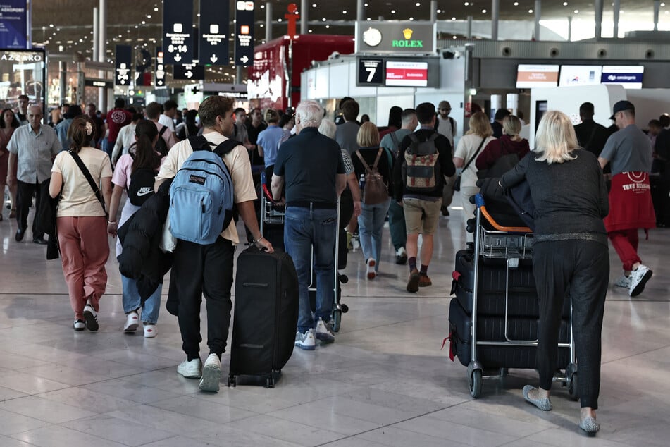 Die neue Gebühr wird zusätzlich zu den bereits bestehenden Kosten angerechnet. Reisende müssen sie also trotzdem bezahlen, obwohl sie ein Aufenthalts- oder Arbeitsvisum bei sich haben.