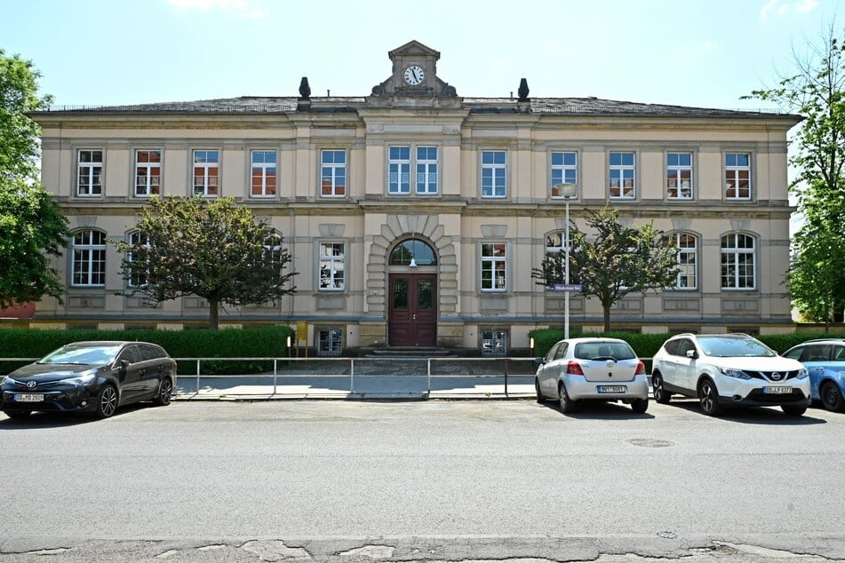 Die 47. Grundschule in Strehlen geriet in Papiernot.