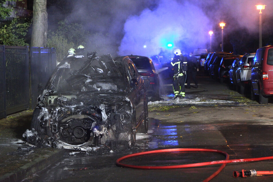 Drei geparkte Fahrzeuge wurden durch das Feuer im Stadtteil Schleußig beschädigt.