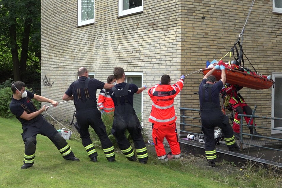 Dramatische Rettung! Arbeiter stürzt in vier Meter tiefen Schacht