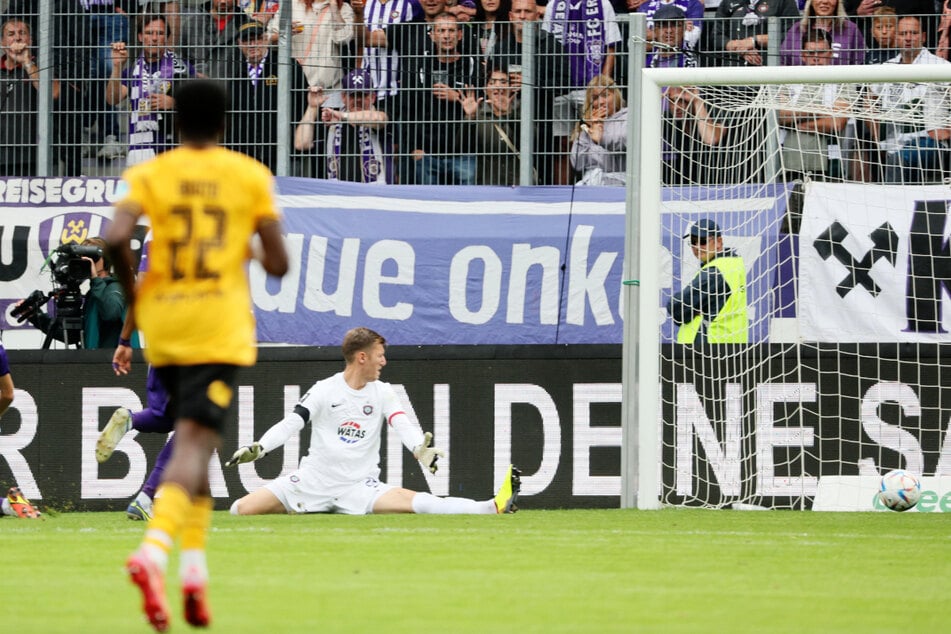 Das entscheidende Tor: Dresden-Kicker Christian Conteh (nicht im Bild) trifft zum 0:1 gegen Aue-Keeper Philipp Klewin (r.).