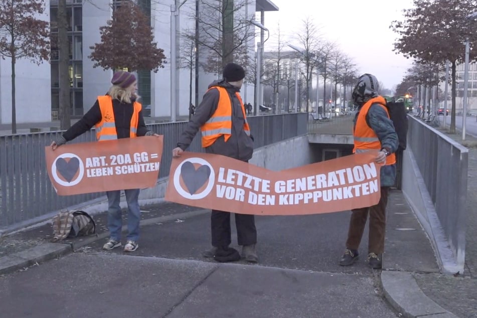 Klima-Kleber protestieren vor Bundestags-Bürogebäuden in Berlin