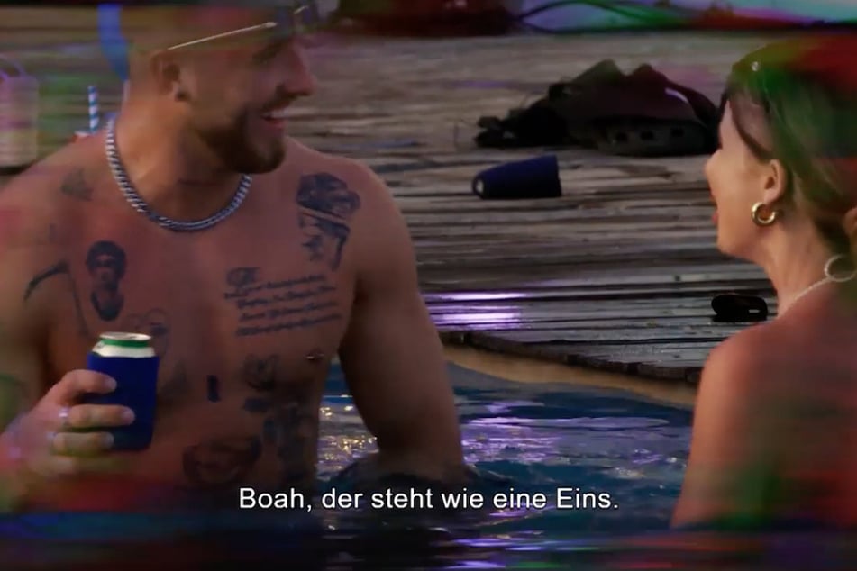 Nadja hat Lars an die prall gefüllte Hose gefasst.