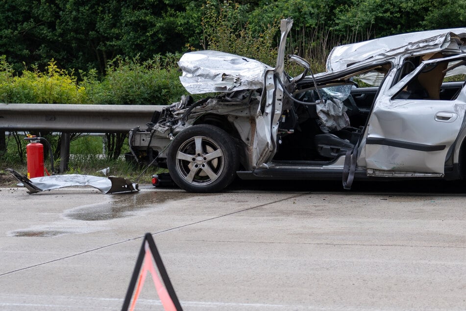 Unfall A7: Schwerer Unfall auf A7: Volvo-Fahrer gerät unter Lastwagen