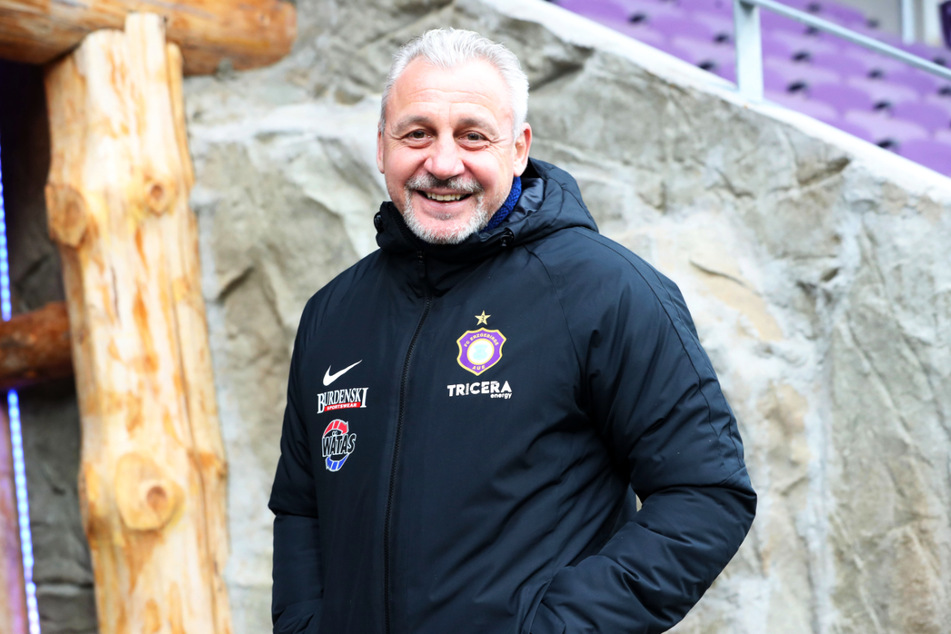 Lacht wieder: FCE-Coach Pavel Dotchev (56) hat die Hoffnung auf Rang 16 noch nicht aufgegeben.