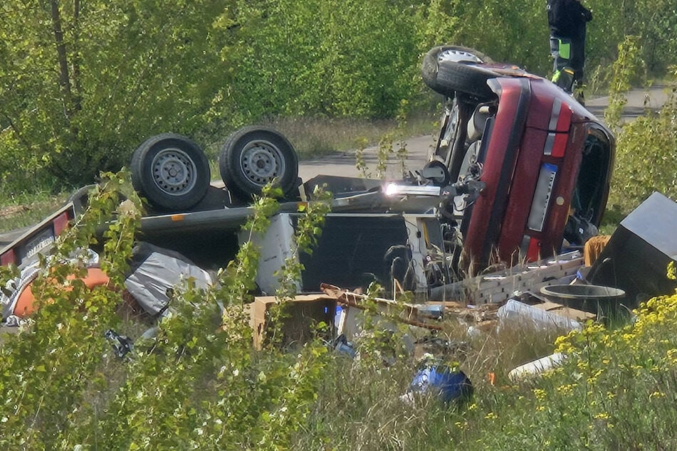 Das Auto blieb am Straßenrand liegen.