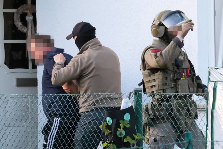 Im Bereich Hohenhagen drangen Spezialeinsatzkräfte in ein Wohnhaus ein und führten einen Mann ab. Anscheinend handelt es es sich dabei um den Vater des verletzten 13 jährigen.