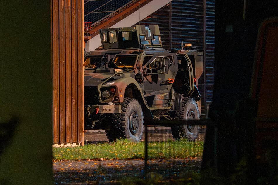 Bei einer Übung wurde ein Feldjäger nach Angaben der Bundeswehr in Erding angeschossen worden.