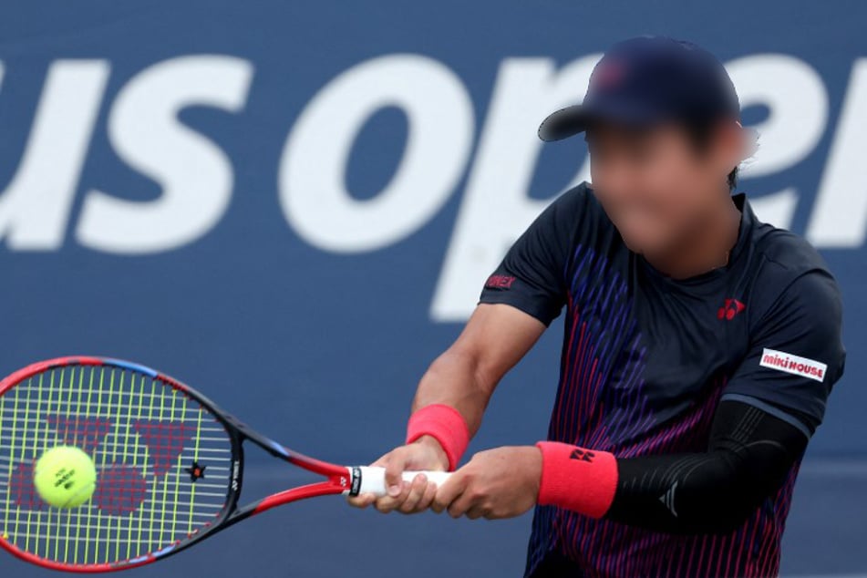 Rührende Szene: Tennis-Profi kollabiert vor Hitze - Gegner leistet Beistand!