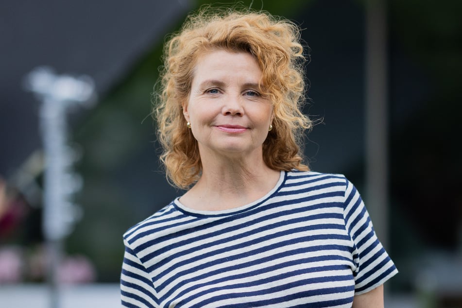 Seit Montag (24. November) ist die neuen Serie "Frier und Fünfzig" von und mit Annette Frier (51) bei Streaminganbieter Joyn zu sehen.