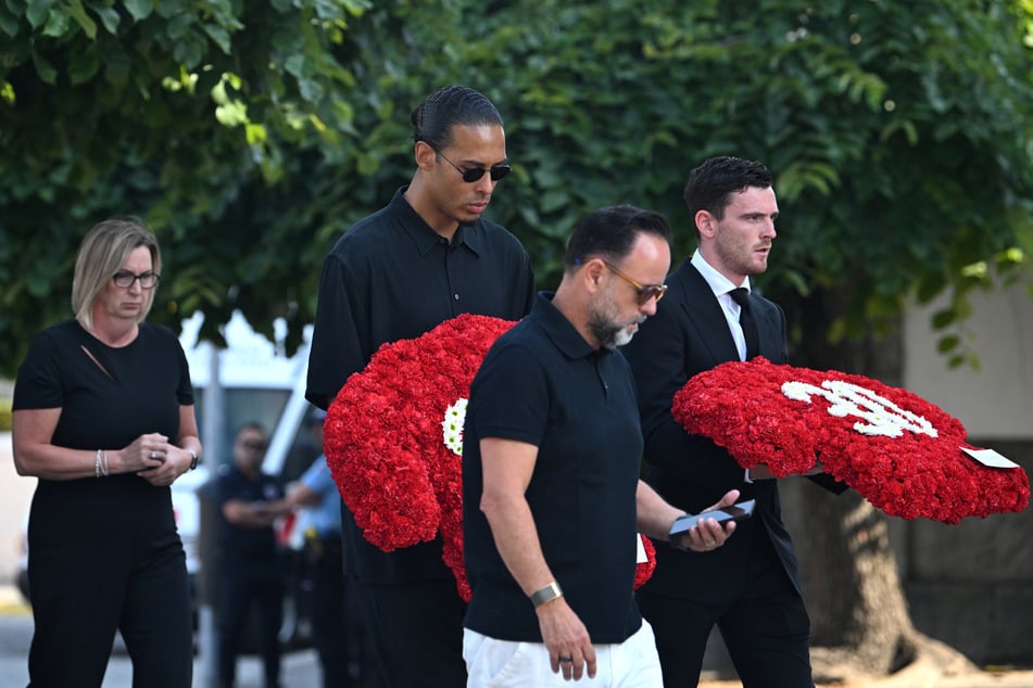 Liverpool-Kapitän Virgil van Dijk (33, 2.v.l.) besuchte am Samstag die Beerdigung von Diogo Jota (†28).