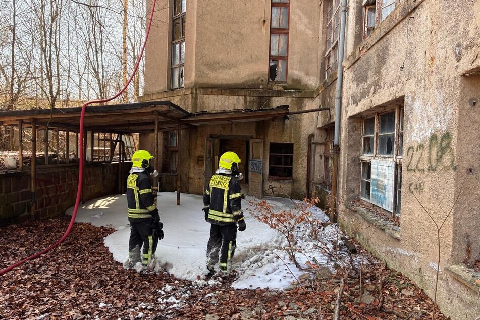 Auch am Samstagvormittag waren noch Nachlöscharbeiten notwendig.