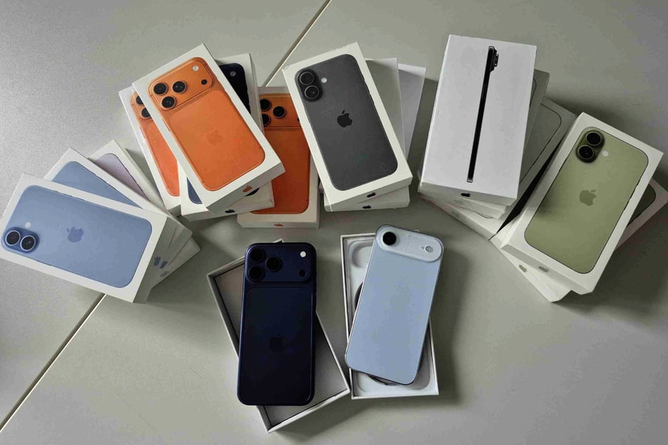 Die Handys sehen täuschend echt aus und kommen in einer Originalverpackung daher, funktionieren aber nicht.