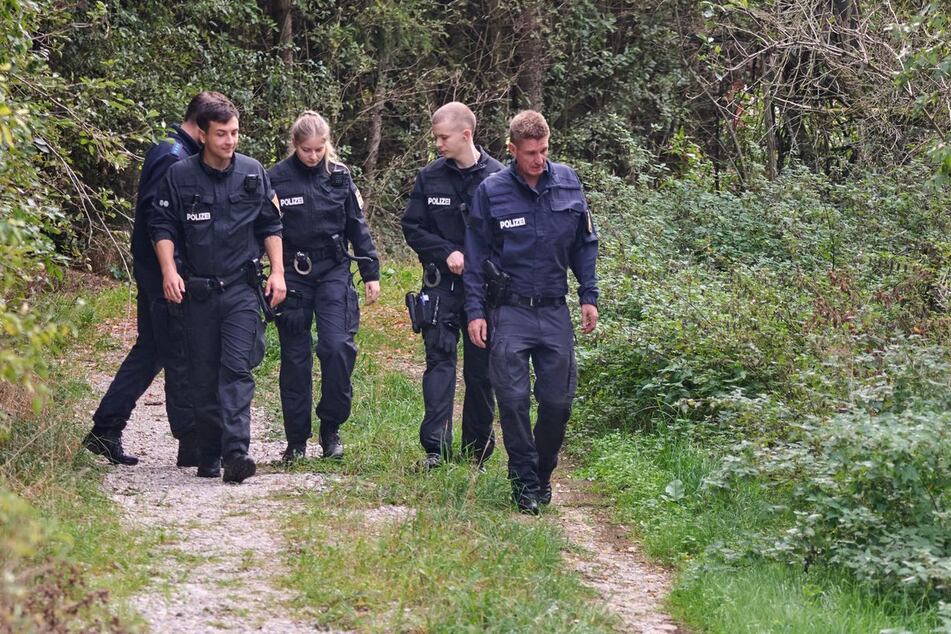 Einsatzkräfte der Polizei durchkämmen das Gebiet am Notzinger Moos nach Spuren der Raubkatze.