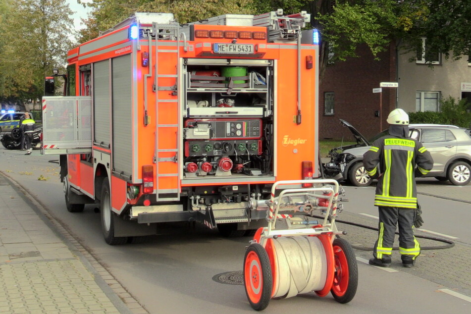 Sowohl die 50-Jährige, als auch der 19-Jährige verletzten sich bei dem Unfall schwer und mussten ins Krankenhaus gebracht werden.