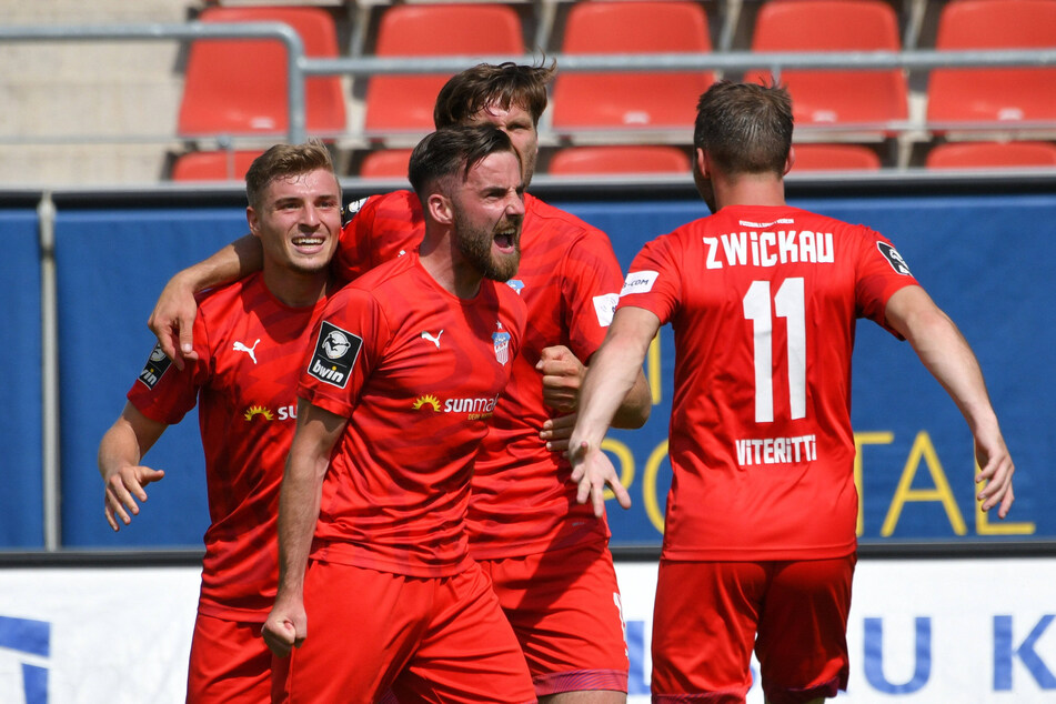 Unglaublich, aber wahr: Morris Schröter (M.) hat in der 4. Minute der Nachspielzeit das 3:2-Siegtor gegen Braunschweig erzielt, nachdem es in der 90. Minute noch 1:2 geheißen hatte.