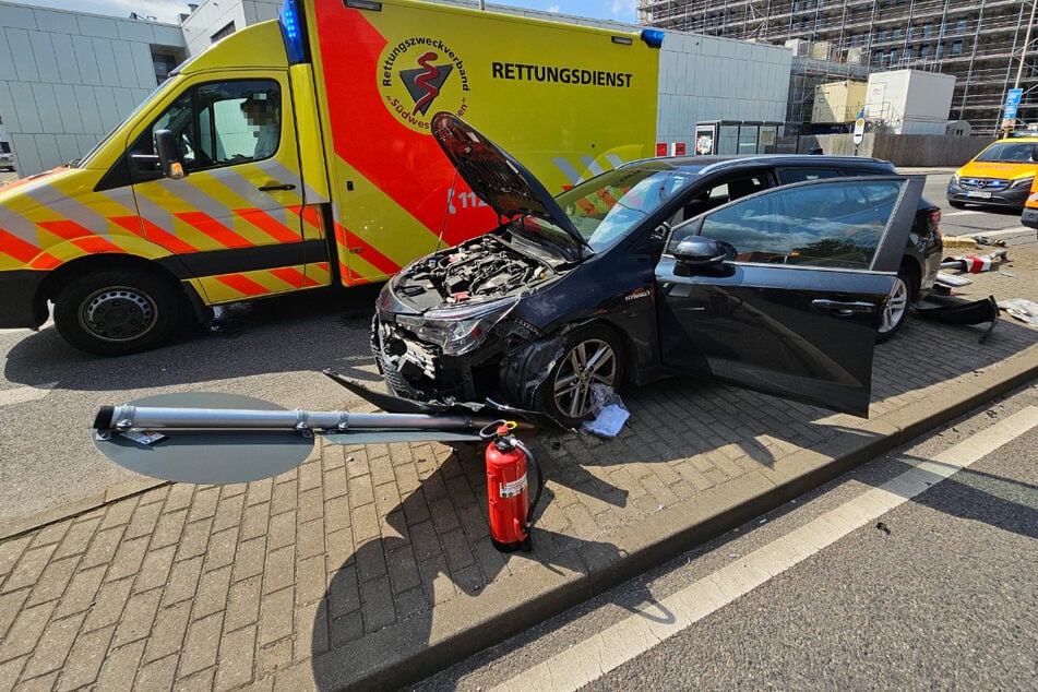 Der Toyota überfuhr eine Verkehrsinsel an der Gewandhausstraße in Zwickau.