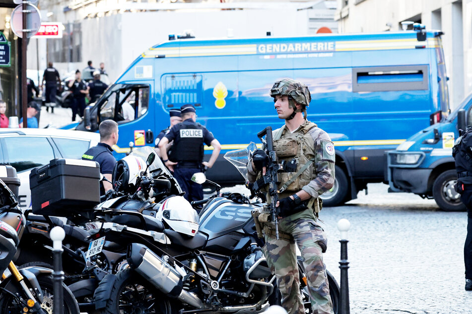 Die Polizei ermittelt am Tatort nach dem Messerangriff auf einen Beamten.