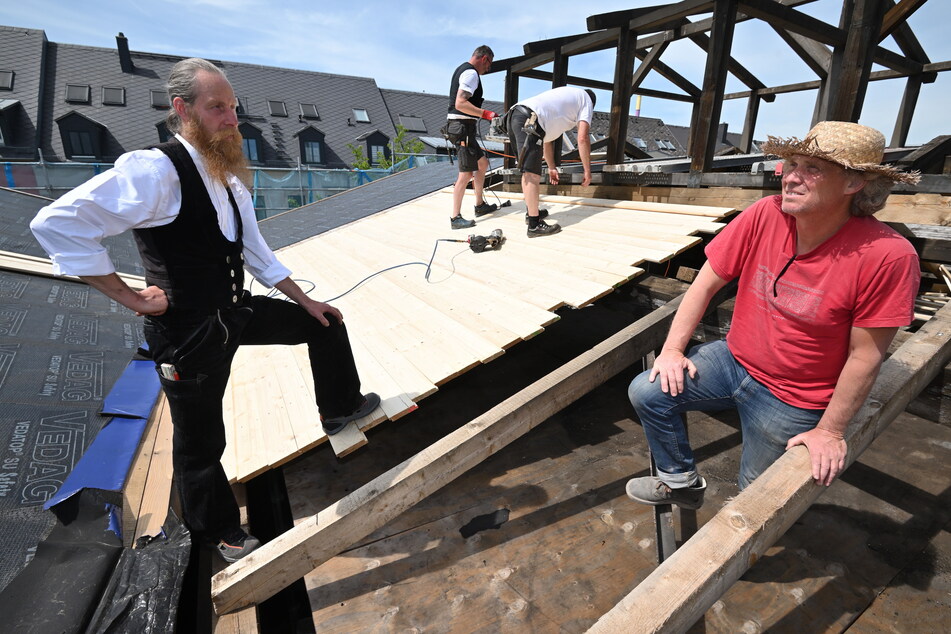 Zimmermann Ingolf Wehner und Bauherr Klaus Marte können die Rettung der alten Dachkonstruktion des Bahnwagenwerkes fortsetzen.