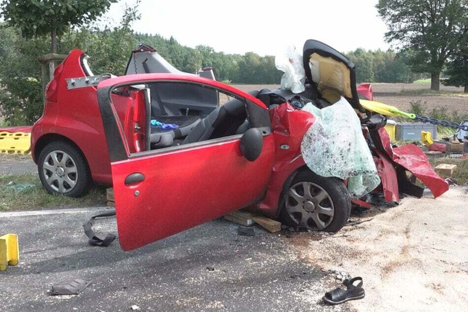 Der Fahrer verstarb noch am Unfallort, die Beifahrerin im Krankenhaus.