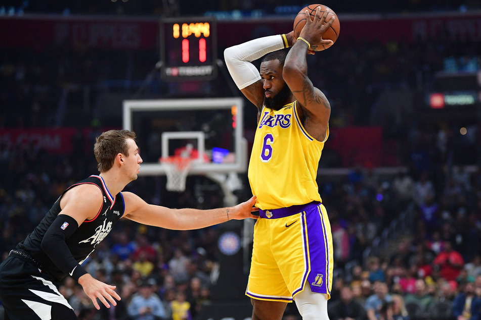 Los Angeles Lakers forward LeBron James controls the ball against Los Angeles Clippers guard Luke Kennard during the first half at Crypto.com Arena.