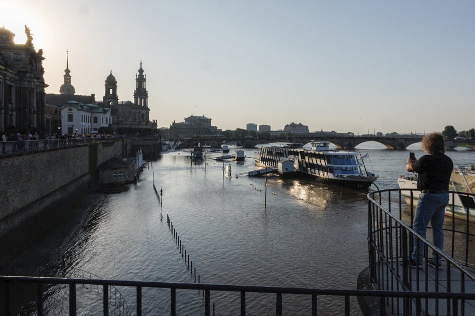 Touristen können bald wieder richtig nah ans Wasser. Vorher muss der Elbe-Pegel aber noch etwas sinken.