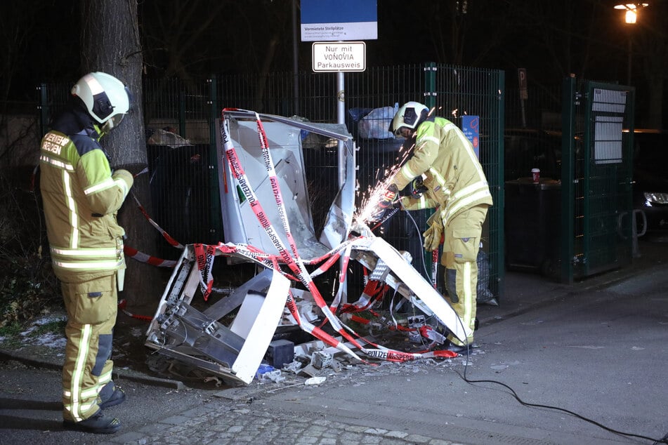 Die Feuerwehr war im Einsatz, um gefährliche Trümmerteile abzuflexen.