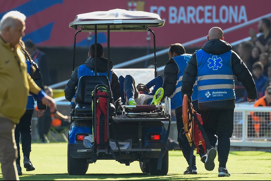 Alejandro Balde (21) no pudo continuar. El jugador español del Barcelona tuvo que ser retirado del terreno de juego.