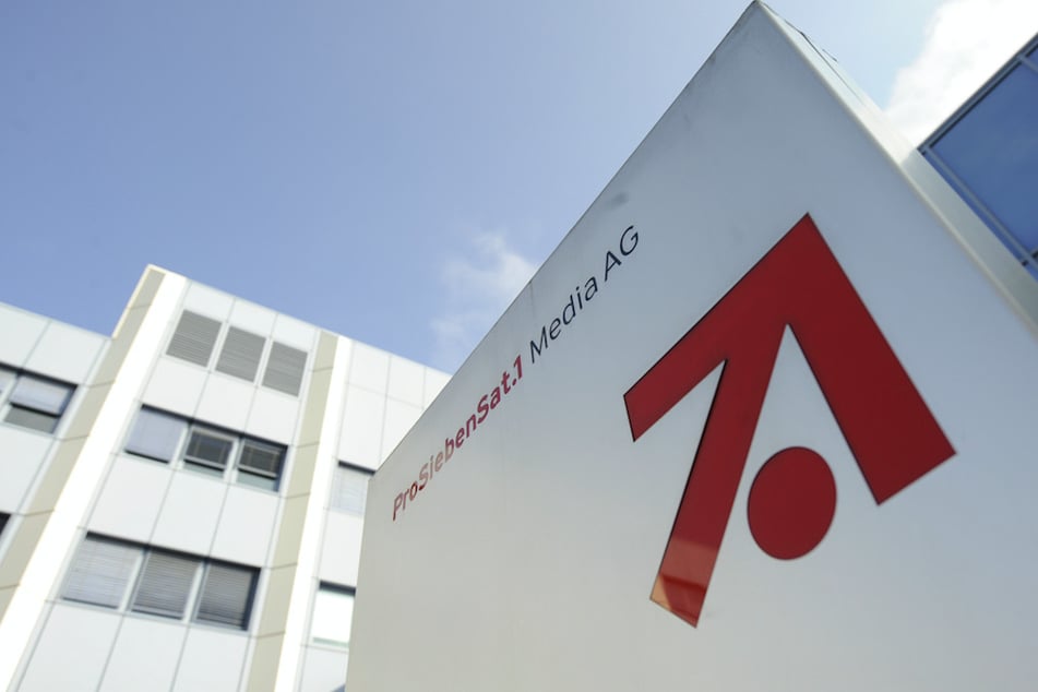 Das Konzern-Logo der ProSiebenSat.1 Media AG ist am Eingang zur Konzern-Zentrale in Unterföhring zu sehen.