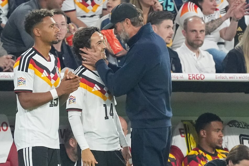 Strahlemann Mika Baur (22, M.) vor seinem Debüt mit Bundestrainer Jürgen Klopp (59).