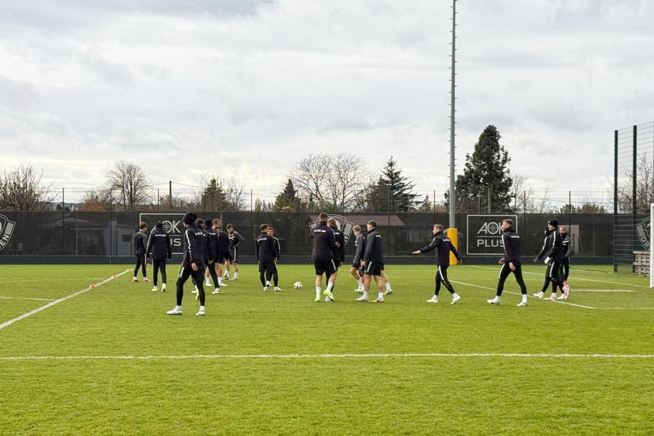 Bei kaltem Wind im Ostragehege gehen die meisten Dynamo-Kicker dick eingepackt auf den Trainingsplatz.