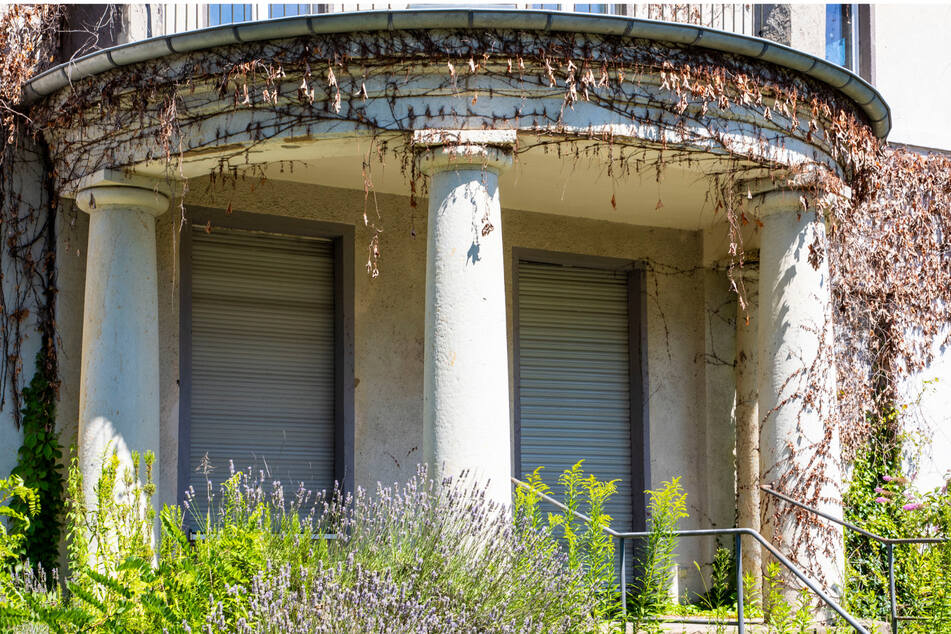 Der halbrunde Balkonvorbau auf Säulen ist ein prägendes Merkmal des denkmalgeschützten Hauses.