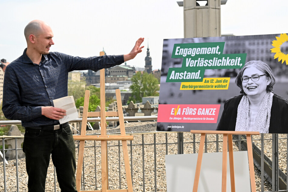 Kreisverbandssprecher Klemens Schneider (31) zeigt ein Wahlplakat von Eva Jähnigen (56, Grüne).