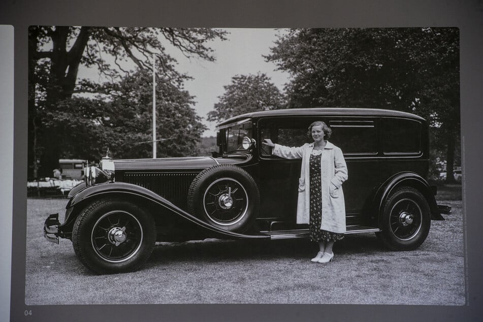 Ein Foto von der Horch-350-Pullman-Limousine aus dem Jahr 1952 mit der damaligen Besitzerin.