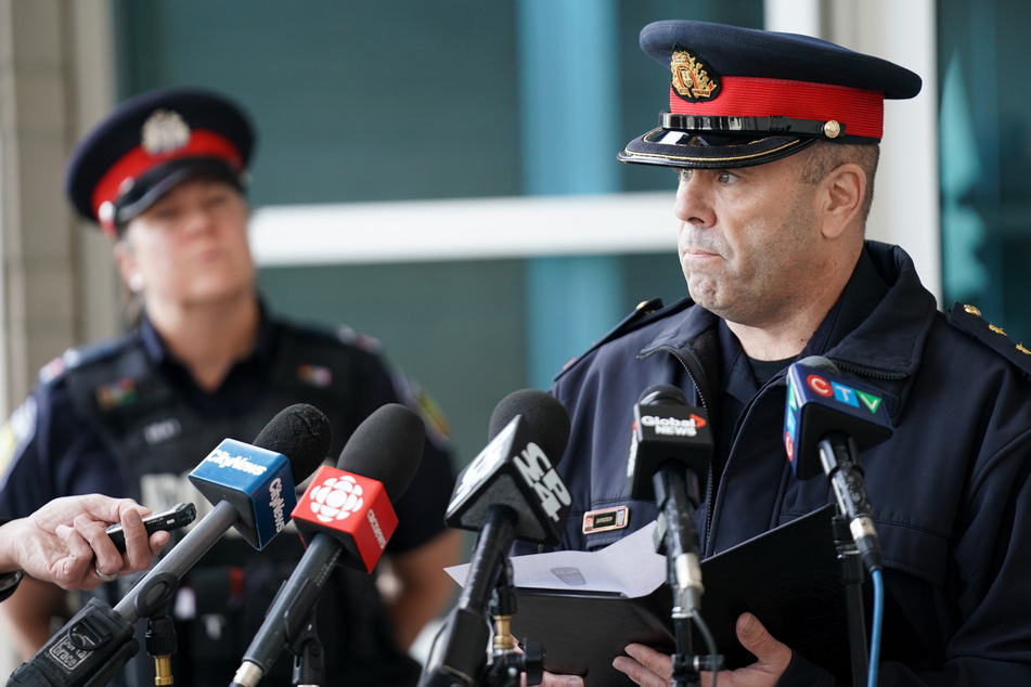 Polizei-Inspektor Stephen Duivesteyn erklärt den Raub auf der Pressekonferenz vom Donnerstag.