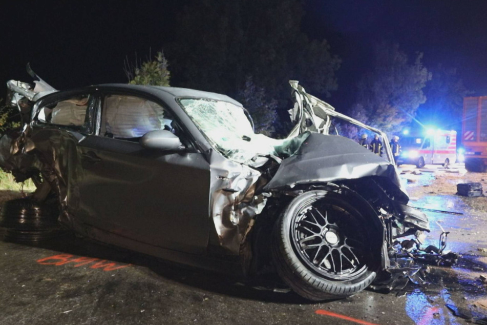 Der BMW wurde durch den Unfall völlig zerstört. Die junge Frau starb durch den Unfall.