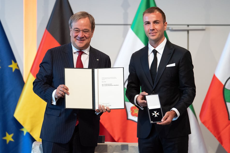 Armin Laschet (60, CDU), Ministerpräsident von Nordrhein-Westfalen, verlieh im Sommer 2020 den Landesverdienstorden an Fußballspieler Mario Götze (28).
