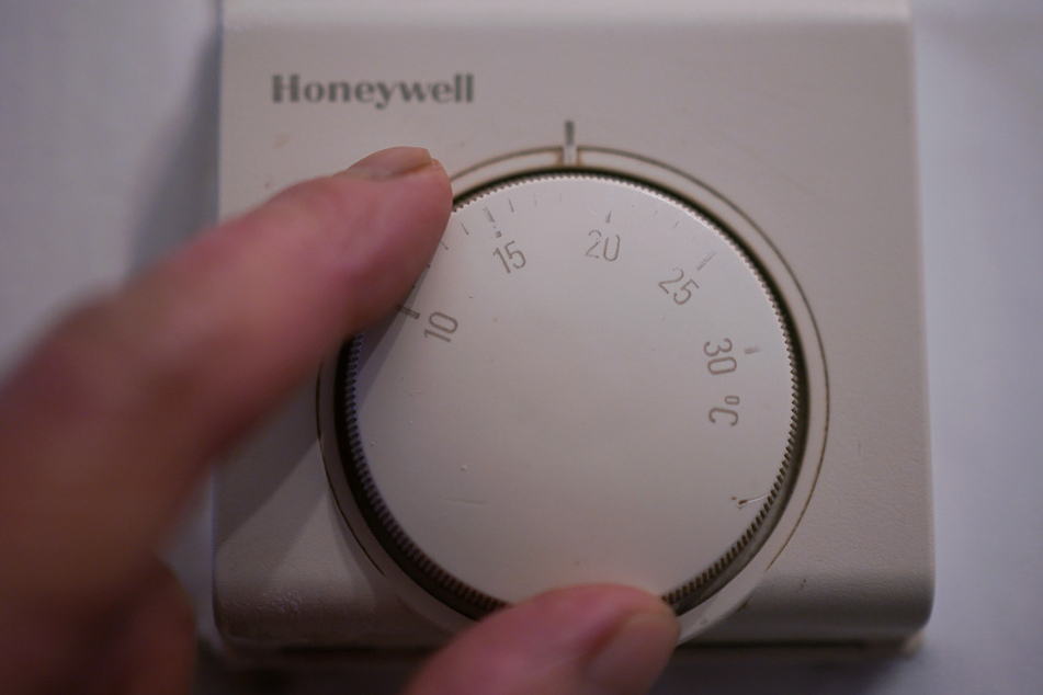Wer beim Heizen sparen will, sollte bei der Gasheizung auf sein Thermostat achten.