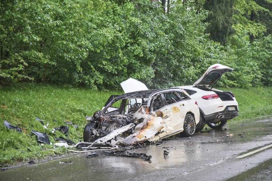 Der Mercedes brannte nach dem Unfall komplett aus.