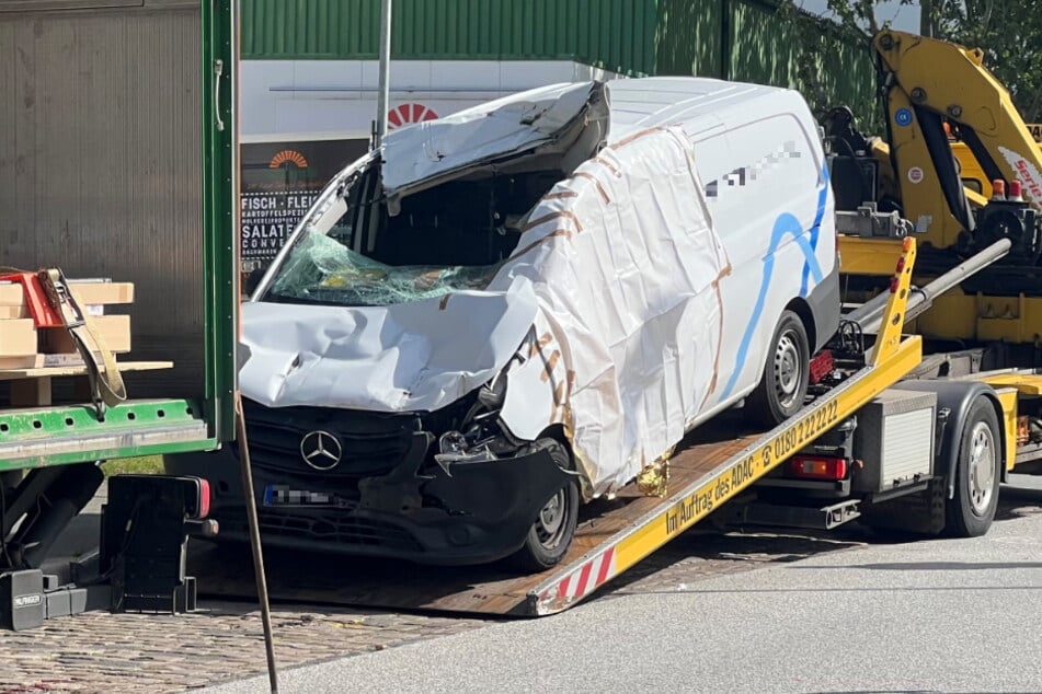 In Kiel gab es am Mittwoch einen schweren Unfall mit zwei Lastwagen und einem Transporter. Zwei Personen kamen ums Leben.